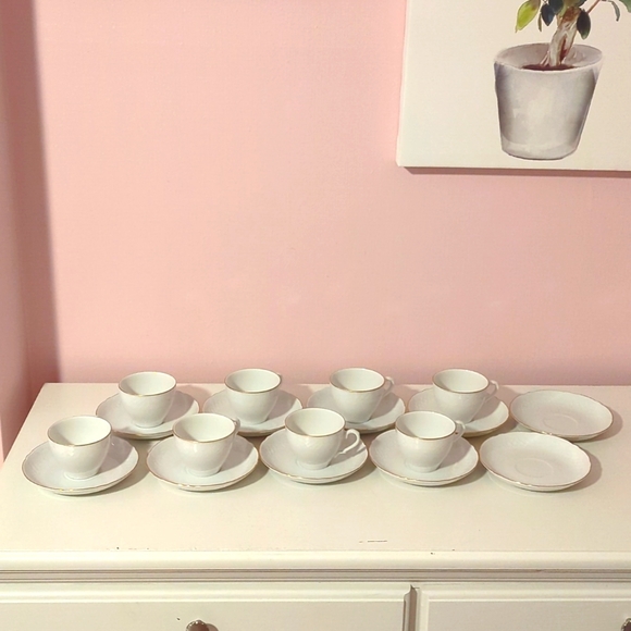 Oscar de la Renta Dresden Gold Teacup & Saucer Set – 8 Pairs + 2 Extra Saucers - Picture 2 of 6